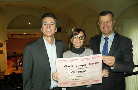 Consegna dell'assegno: Roberto Valtancoli, direttore del Conservatorio, Flavia Milani, responsabile delle relazioni sul territorio e Marco Ferrari agente generale della Mobiliare a Lugano Consegna dell'assegno: Roberto Valtancoli, direttore del Conservatorio, Flavia Milani, responsabile delle relazioni sul territorio e Marco Ferrari agente generale della Mobiliare a Lugano