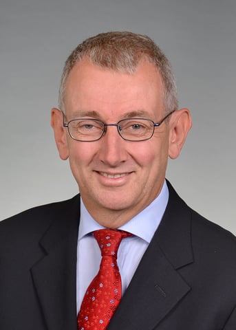 Dopo il diploma in ingegneria meccanica presso il Politecnico federale di Zurigo, Sven Rump ha conseguito un MBA in Finance dell'UCLA Graduate School of Management di Los Angeles e il titolo di CFA (Chartered Financial Analyst). Entrerà nel Gruppo Mobiliare a partire dal 1° dicembre 2014. Dopo il diploma in ingegneria meccanica presso il Politecnico federale di Zurigo, Sven Rump ha conseguito un MBA in Finance dell'UCLA Graduate School of Management di Los Angeles e il titolo di CFA (Chartered Financial Analyst). Entrerà nel Gruppo Mobiliare a partire dal 1° dicembre 2014.