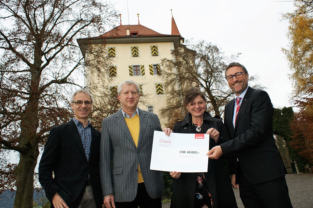 Dieter Ruckstuhl und Paul Bernet von der Vereinigung Pro Heidegg zusammen mit Dorothea Strauss, Leiterin Mobiliar Corporate Social Responsibility und Christoph Blum, Generalagent der Mobiliar Seetal-Rontal (v.l.n.r.) vor dem Schloss Heidegg Dieter Ruckstuhl und Paul Bernet von der Vereinigung Pro Heidegg zusammen mit Dorothea Strauss, Leiterin Mobiliar Corporate Social Responsibility und Christoph Blum, Generalagent der Mobiliar Seetal-Rontal (v.l.n.r.)