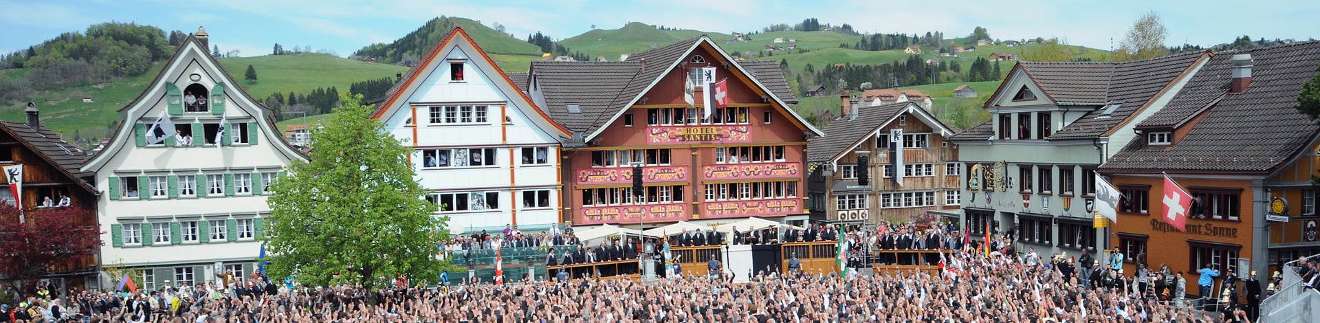 Volk auf Platz in Appenzell