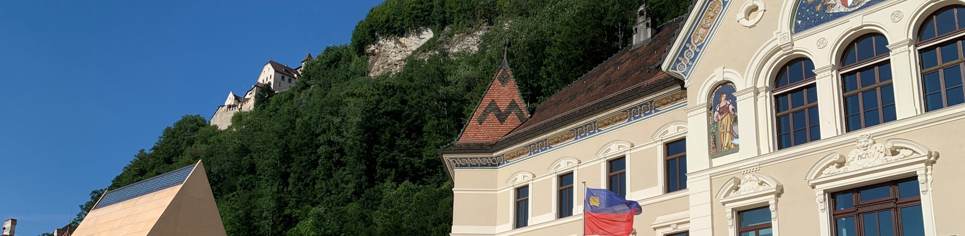 Gebäude mit Hügel in Vaduz